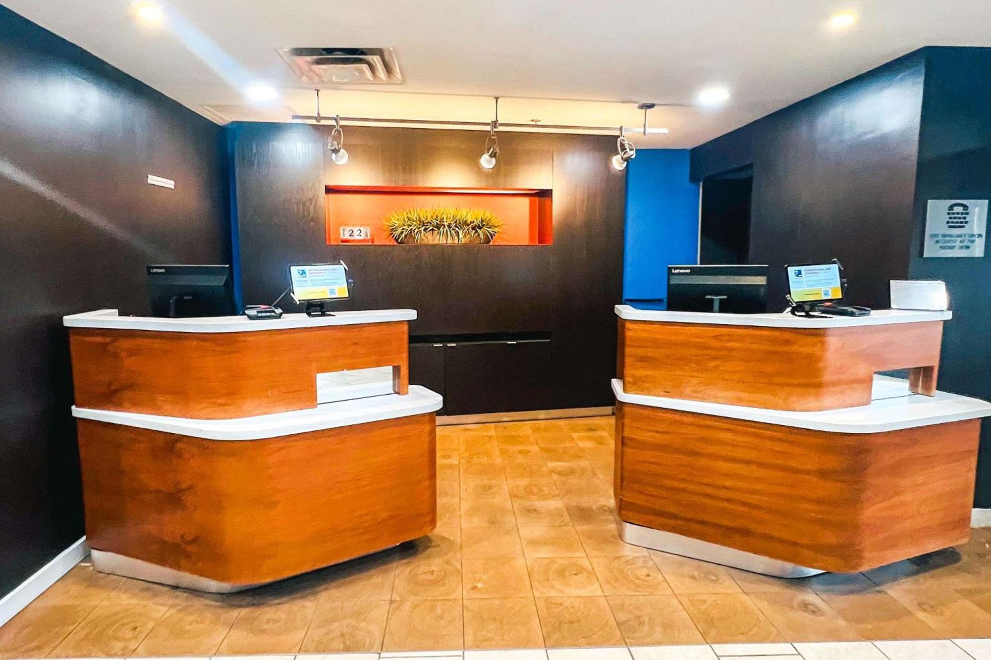 Country Inn & Suites By Radisson, Columbus-Edinburgh Екстериор снимка